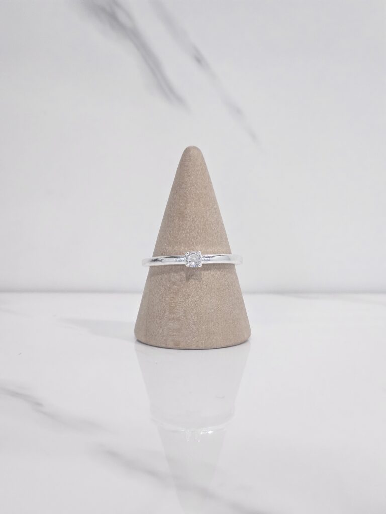 Anillo circon solitario - Talla 8, 1.2 grs.