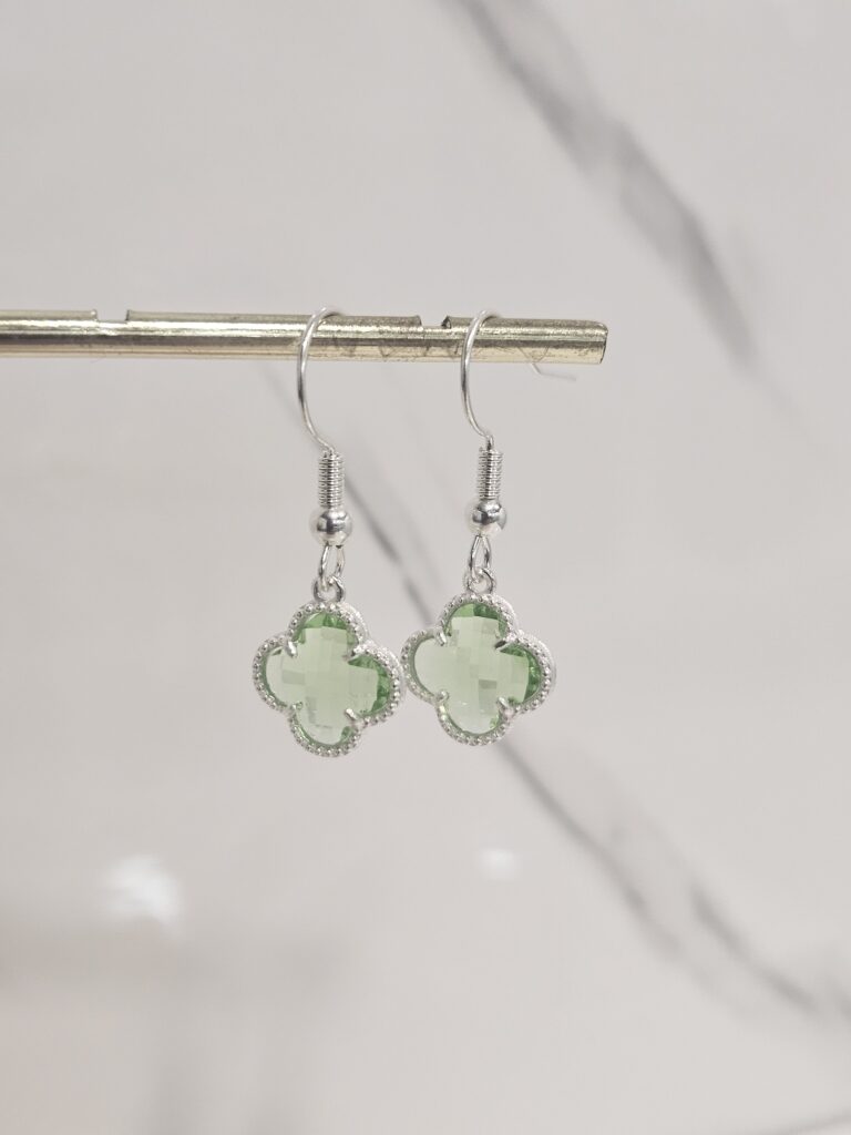 Aro colgante trébol cristal verde claro