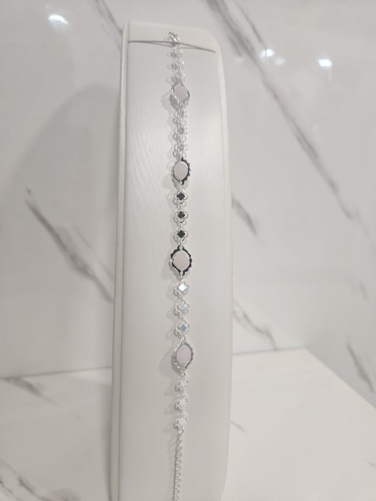 Pulsera trébol con piedras rosadas