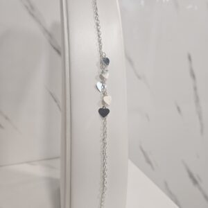 Pulsera con corazones colgantes