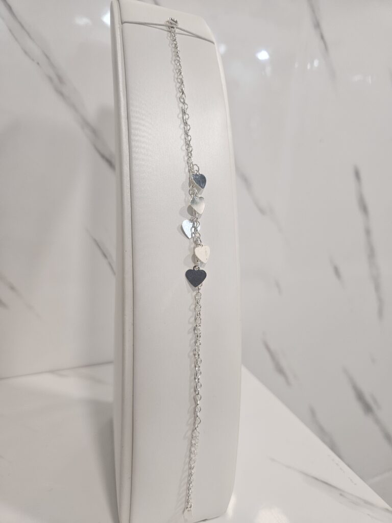 Pulsera con corazones colgantes