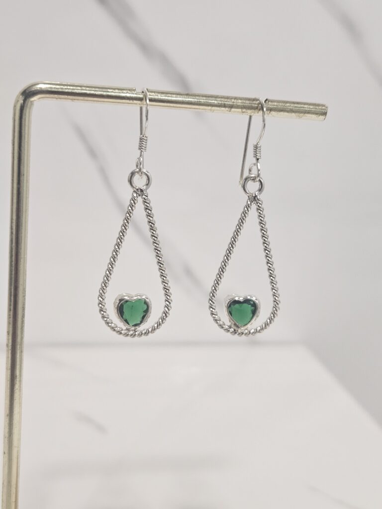 Aro colgante gota con corazon circon verde