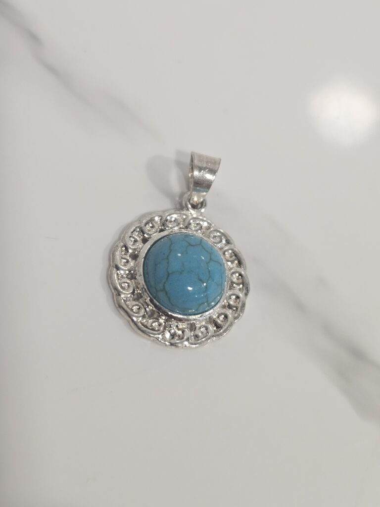 Colgante con roca celeste