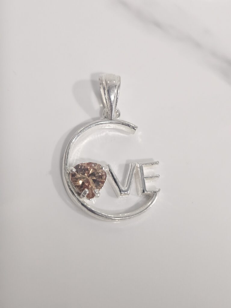 Colgante love con circon miel