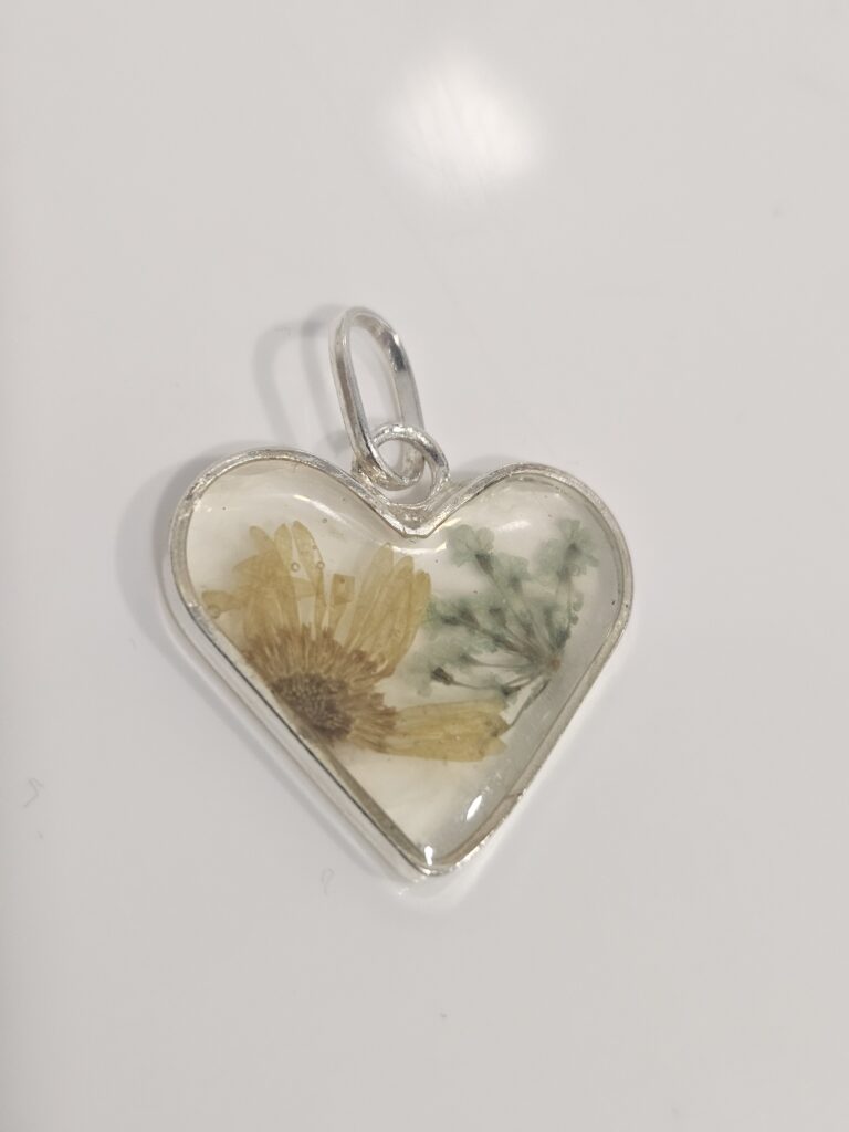Collar corazón resina con flores amarillas