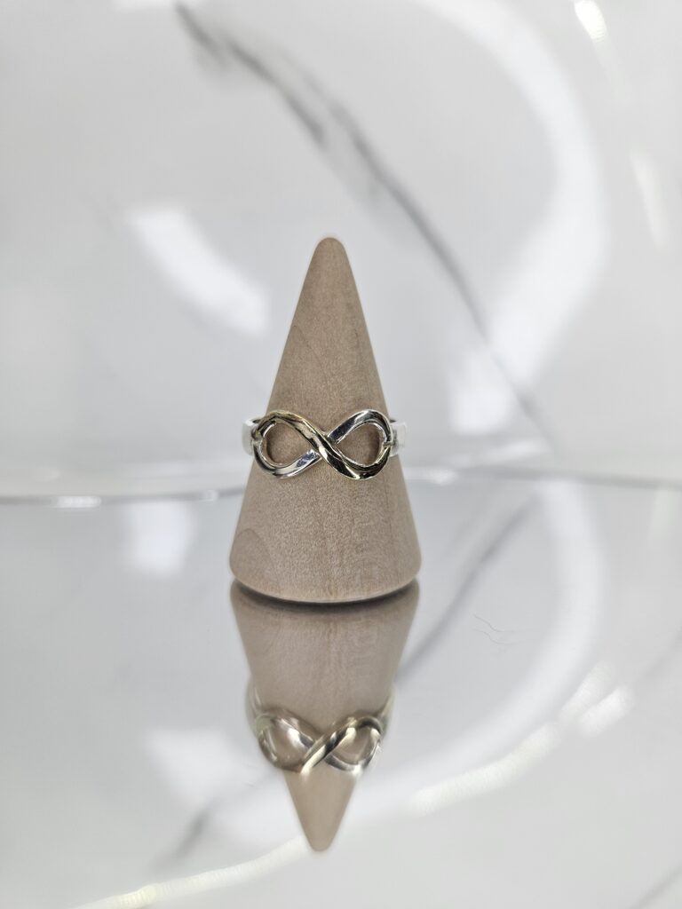 Anillo infinito con enchape de oro 14k