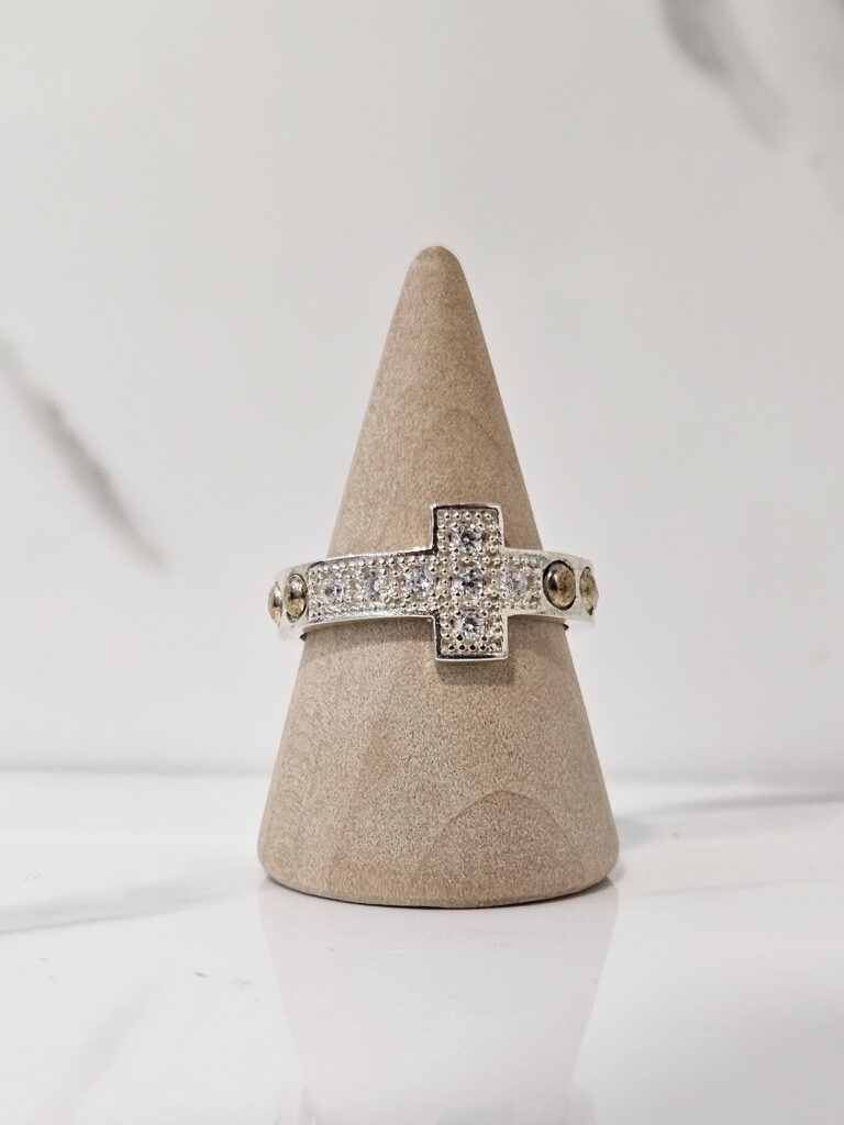 Anillo cruz con microcircones y enchape de oro 14k