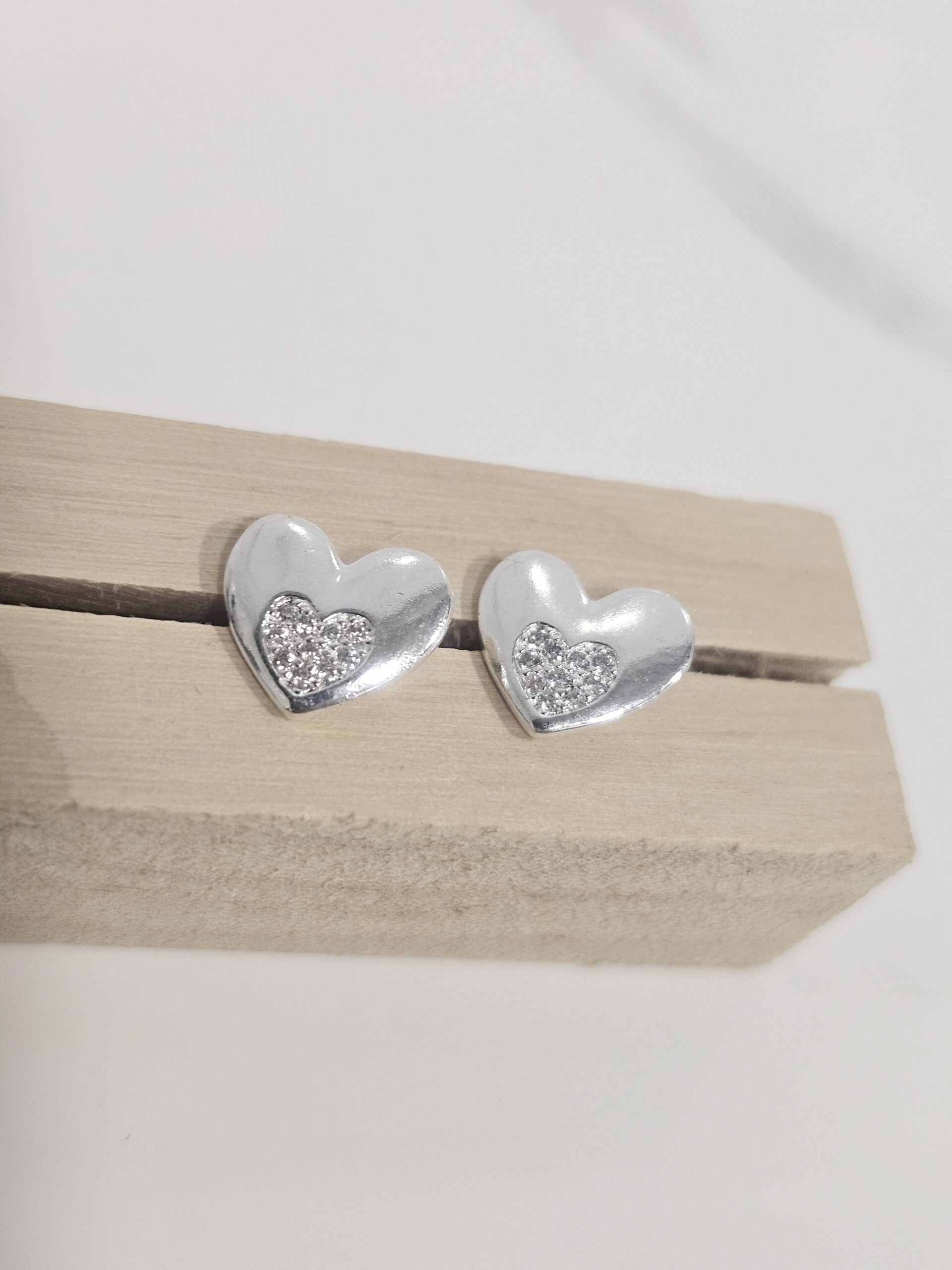 Aro pegado corazon con microcircones dentro de un corazon