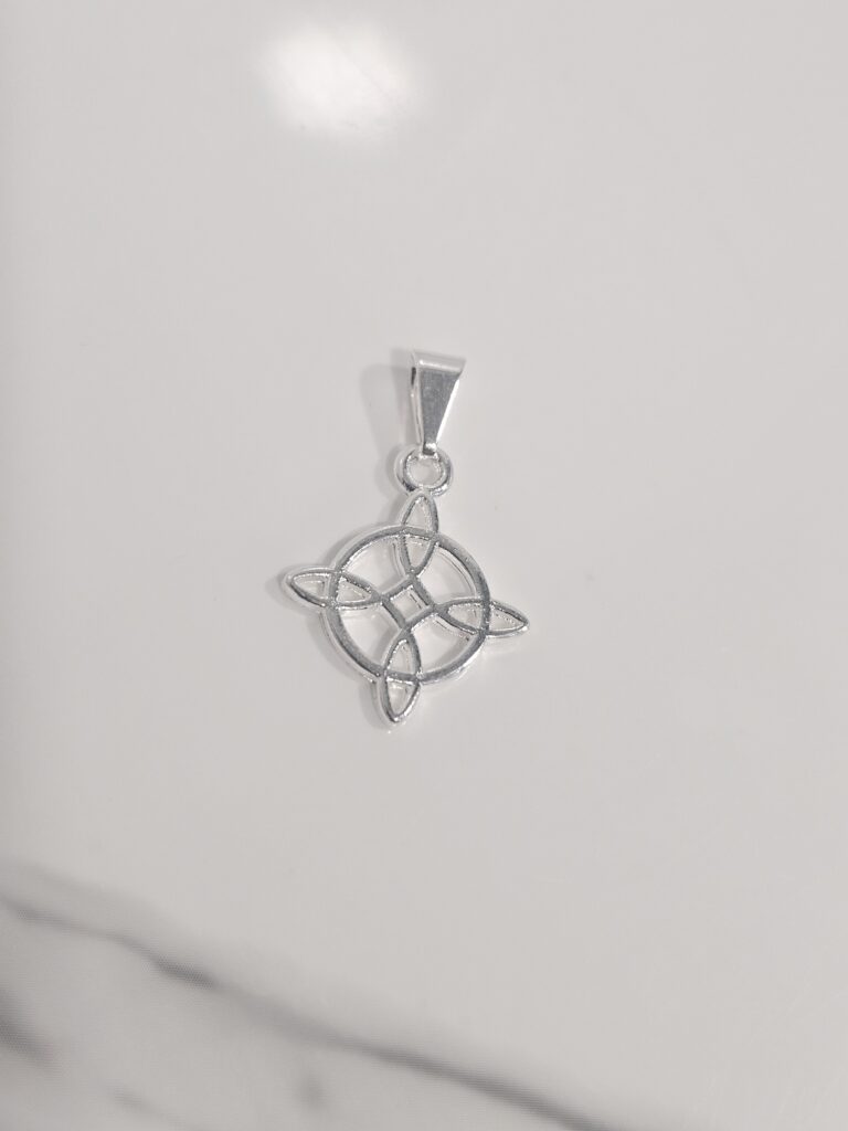 Colgante nudo de bruja