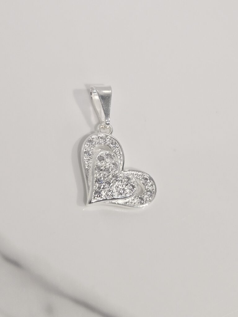 Colgante corazon con microcircones