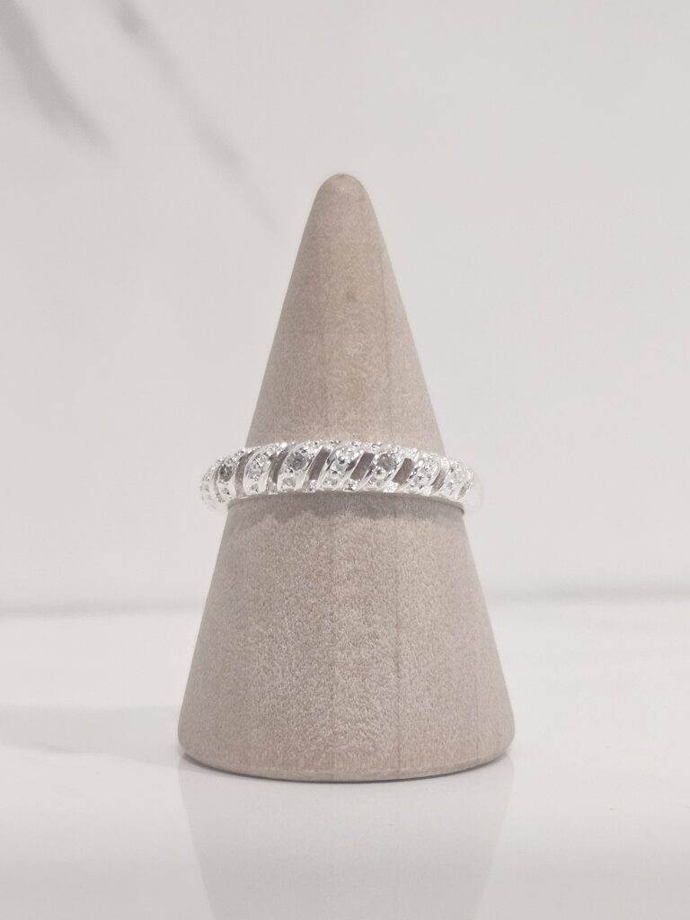 Anillo tallado diagonal con microcircones