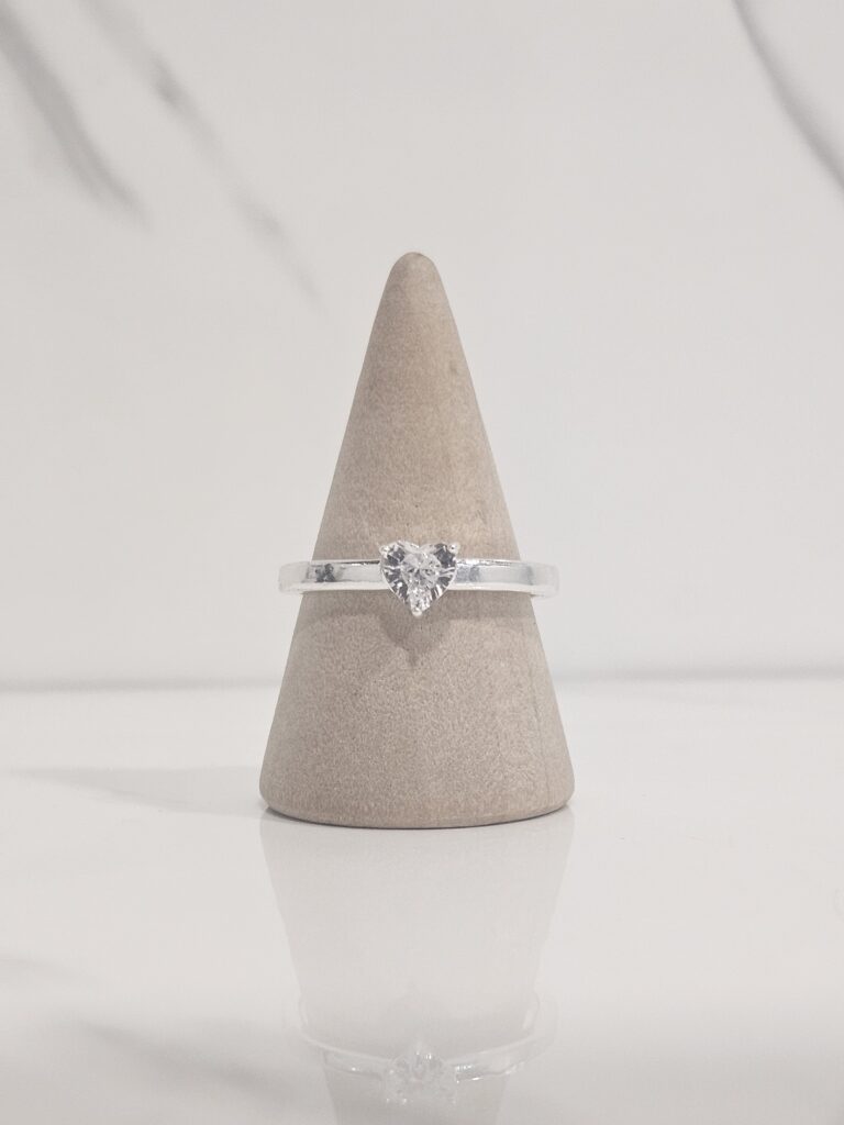 Anillo solitario circon corazon