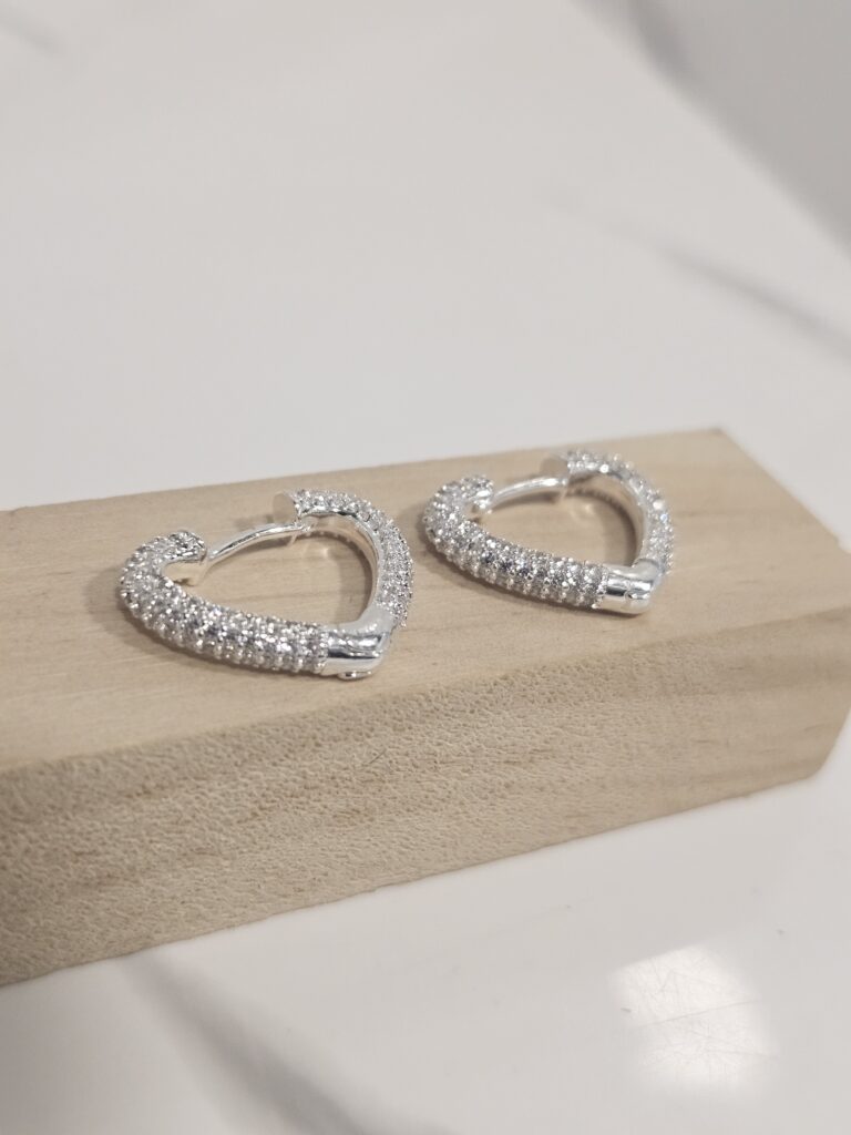 Argolla huggie forma corazon con microcircones