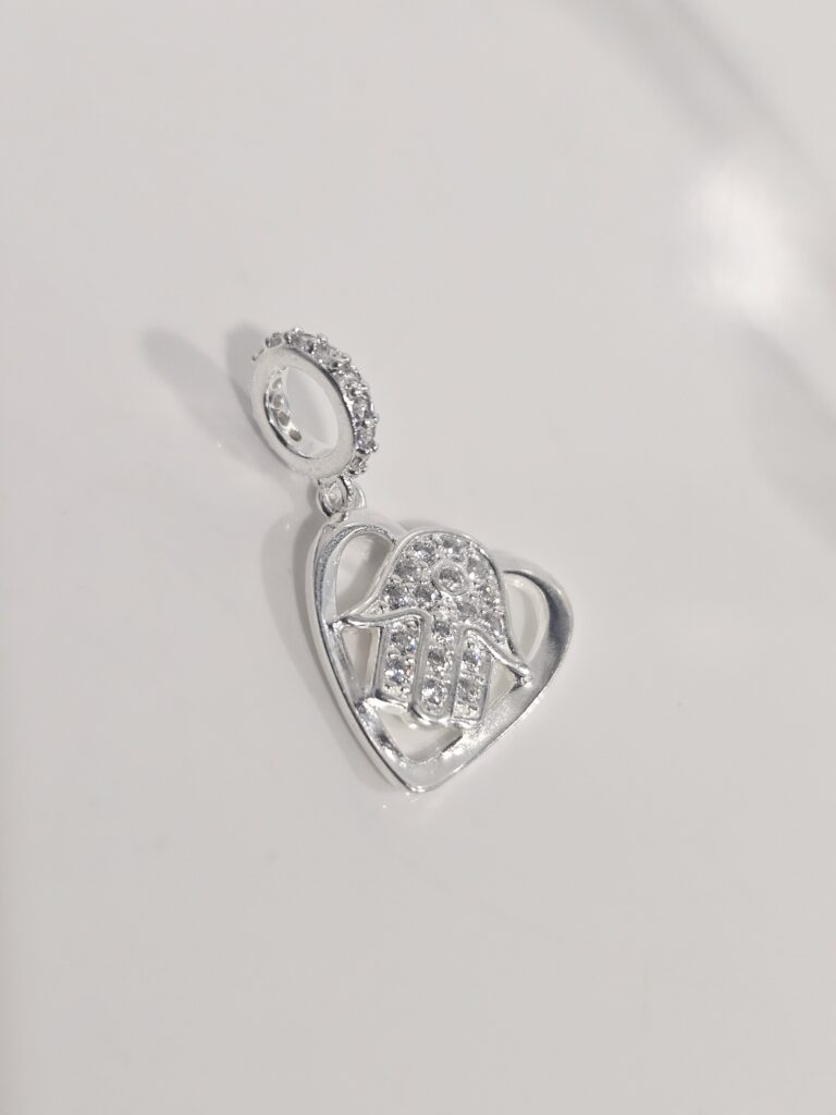 Charm corazon con mano de fatima