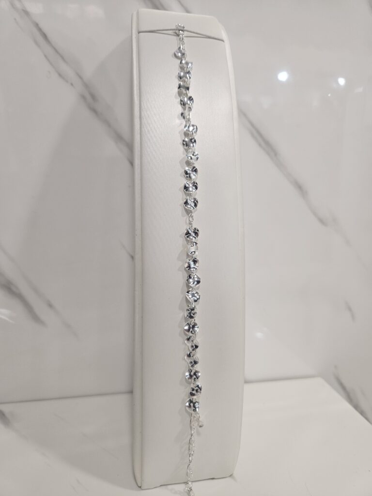 Pulsera con c?rculos martillados colgantes
