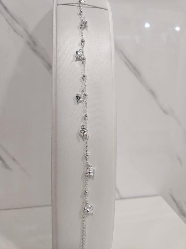 Pulsera bolitas y corazones colgantes