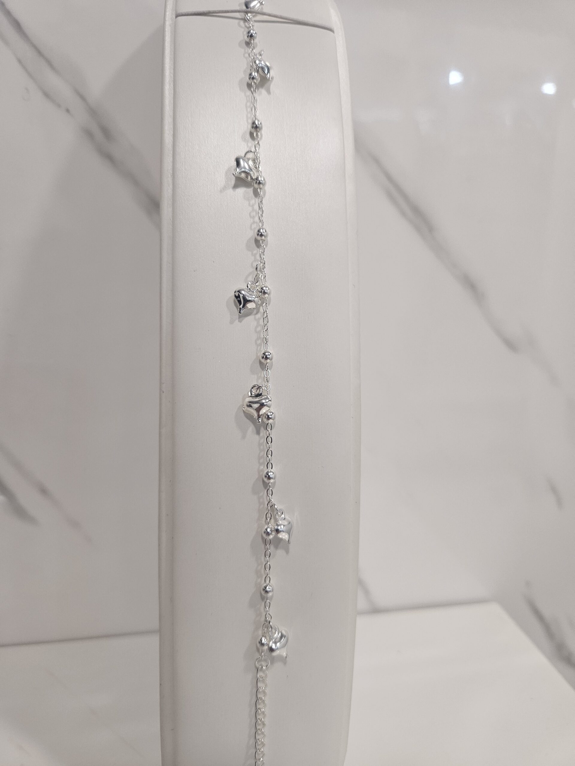Pulsera bolitas y corazones colgantes